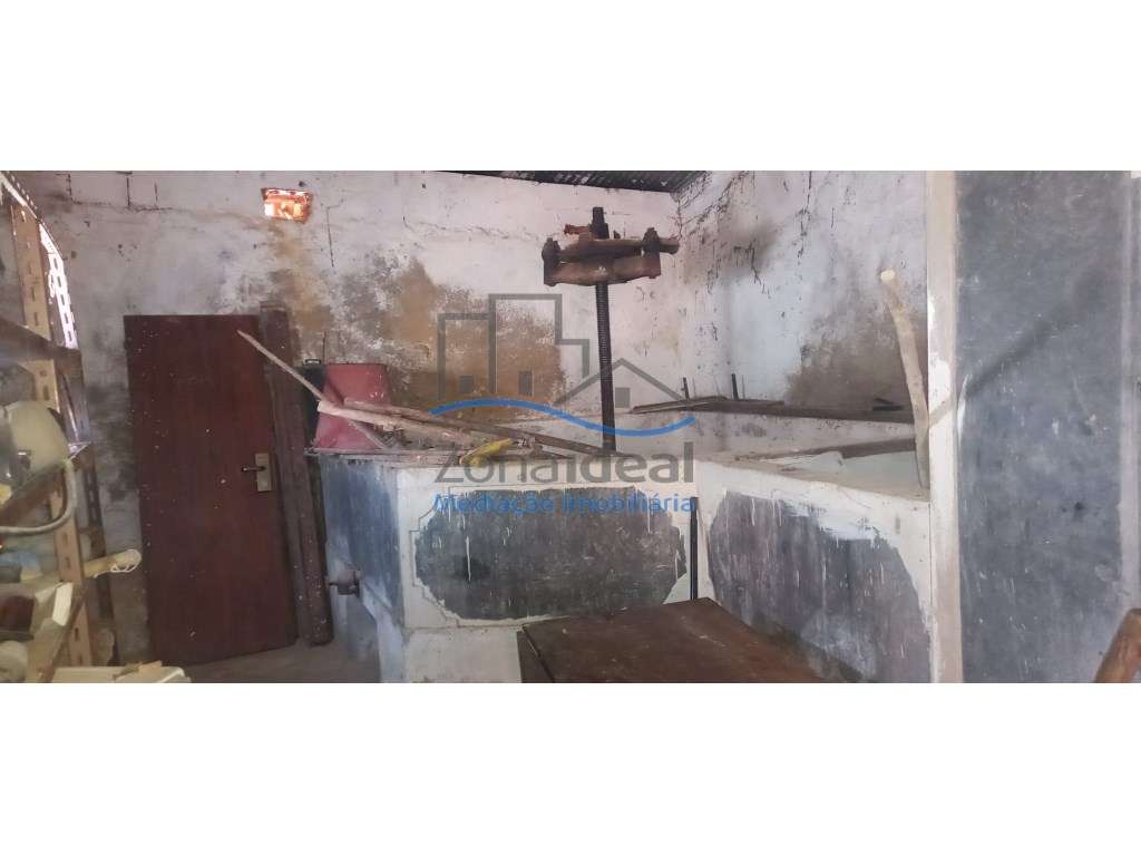 Adega com 2 depósitos, lagar comprensa e lagariça - Localizada em A... - Grande imagem: 2/4