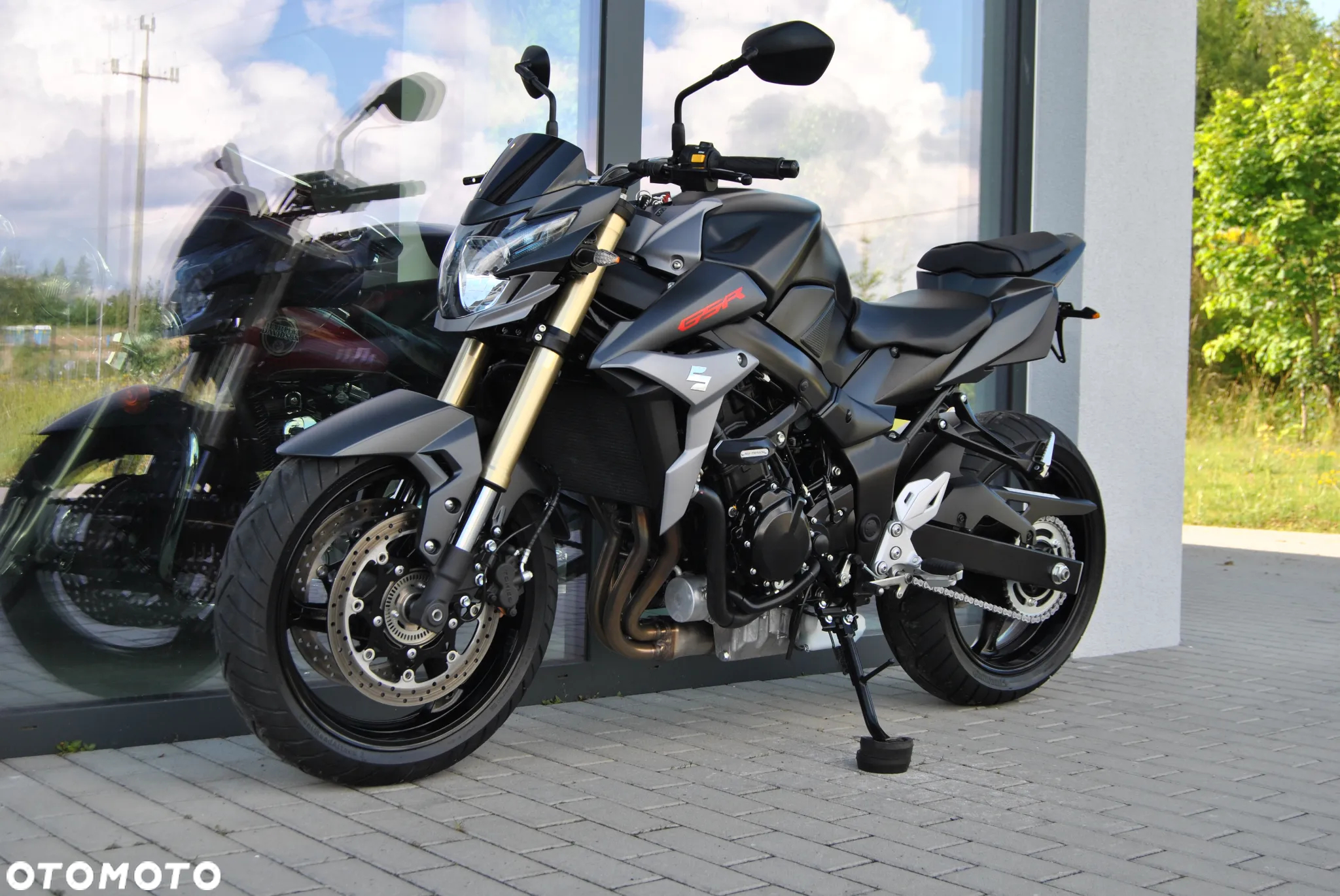 Suzuki GSR - 4