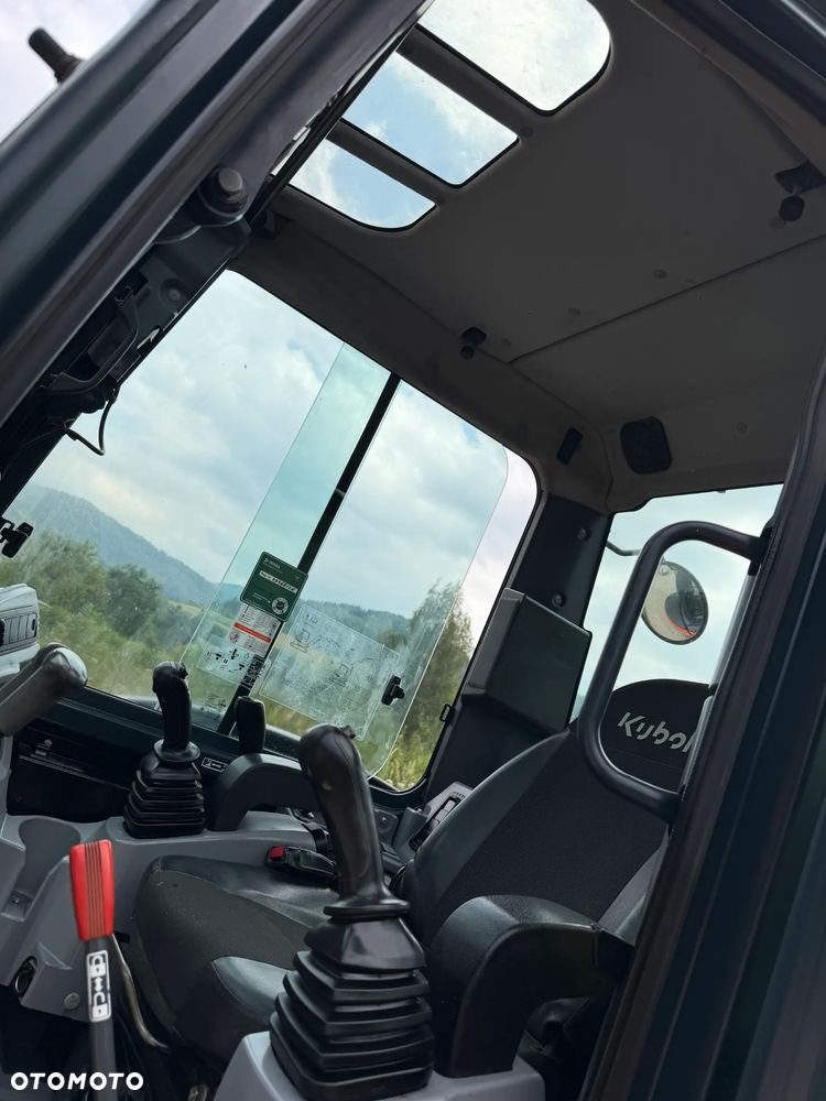 Kubota U55-4. koparka Gąsienicowa 5,5 tony. 2016 rok. 3700 mtg! KLIMATYZACJA. Długie ramie plus! 3sekcje Hydrauliczne. zamki na tłokach. Koparka Jak nówka sztuka. Zadbana zero zużycia. Z gospodarstwa Norweskiego. Zmiana łyżek Hydrauliczna. LENHOFF. Ani deka luzów wycieków. Szybka wolna jazda. Gąski perfekt stan. OKAZJA TANIO. Aktualna Dekra. Po serwisach eksploatacyjnych. Mocny silnik Kubota 4 cylindry! Zamki na tłokach. Nagłośnienie Wielka Okazja - 27