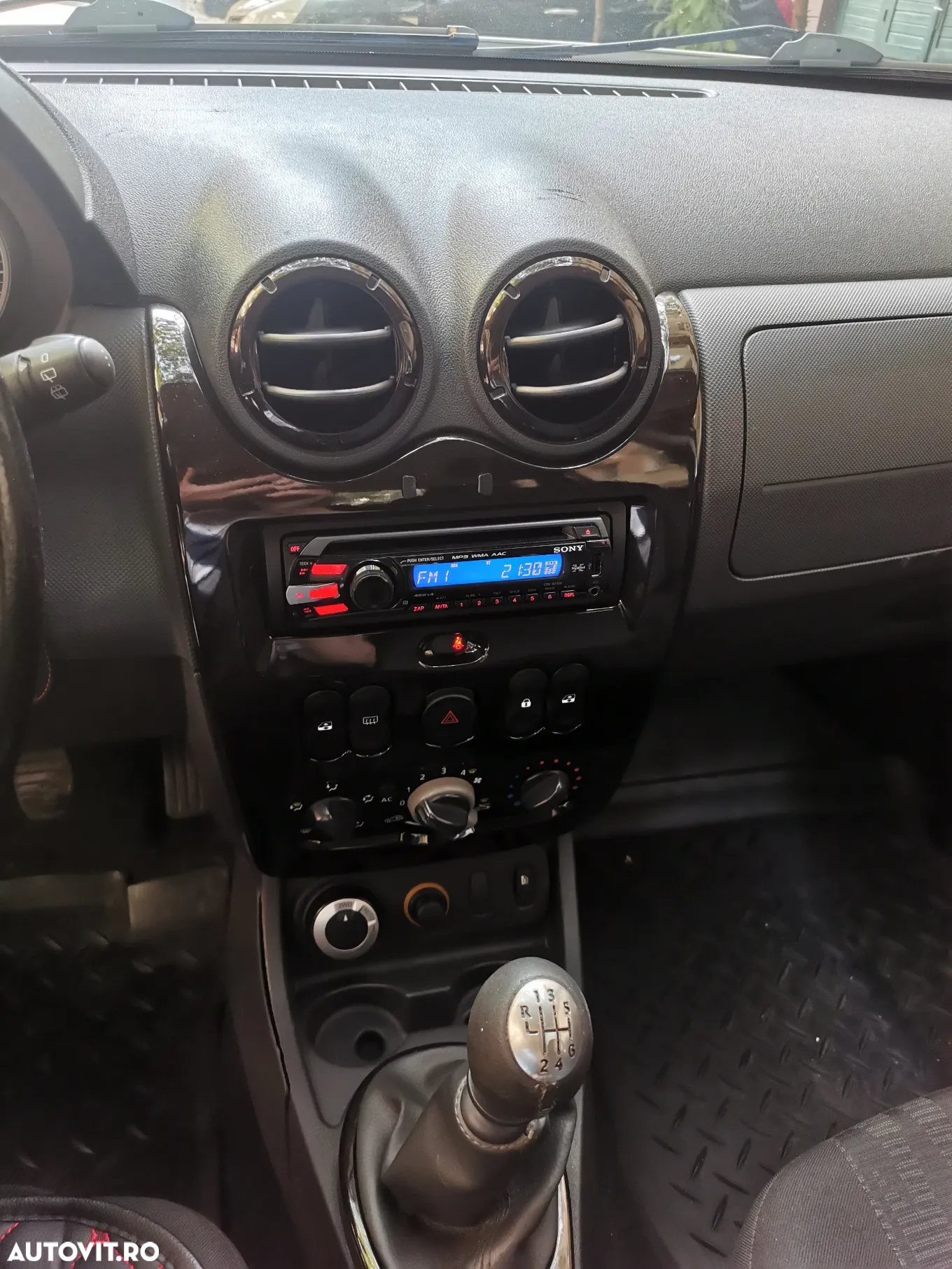 Dacia Duster 1.6 4x4 Laureate - 9