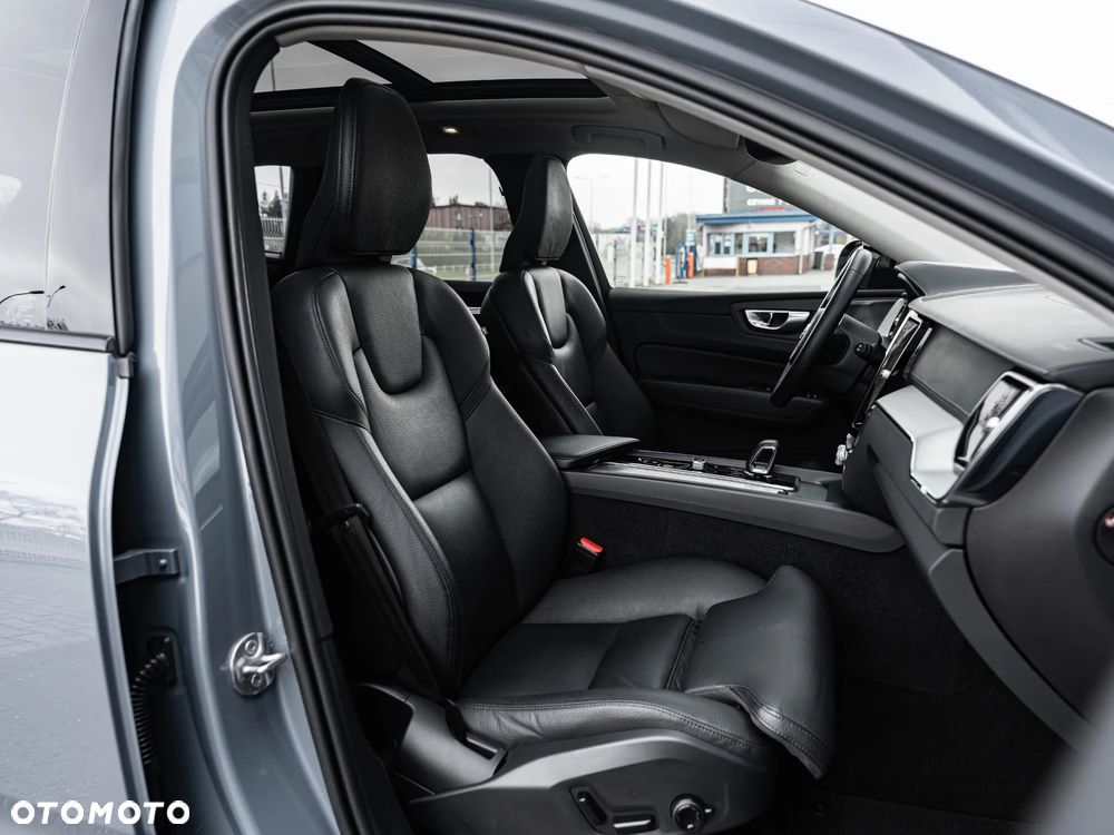 Volvo XC 60 B4 D Plus Dark - 24