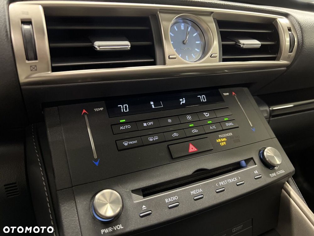 Lexus IS 200t Prestige - 31