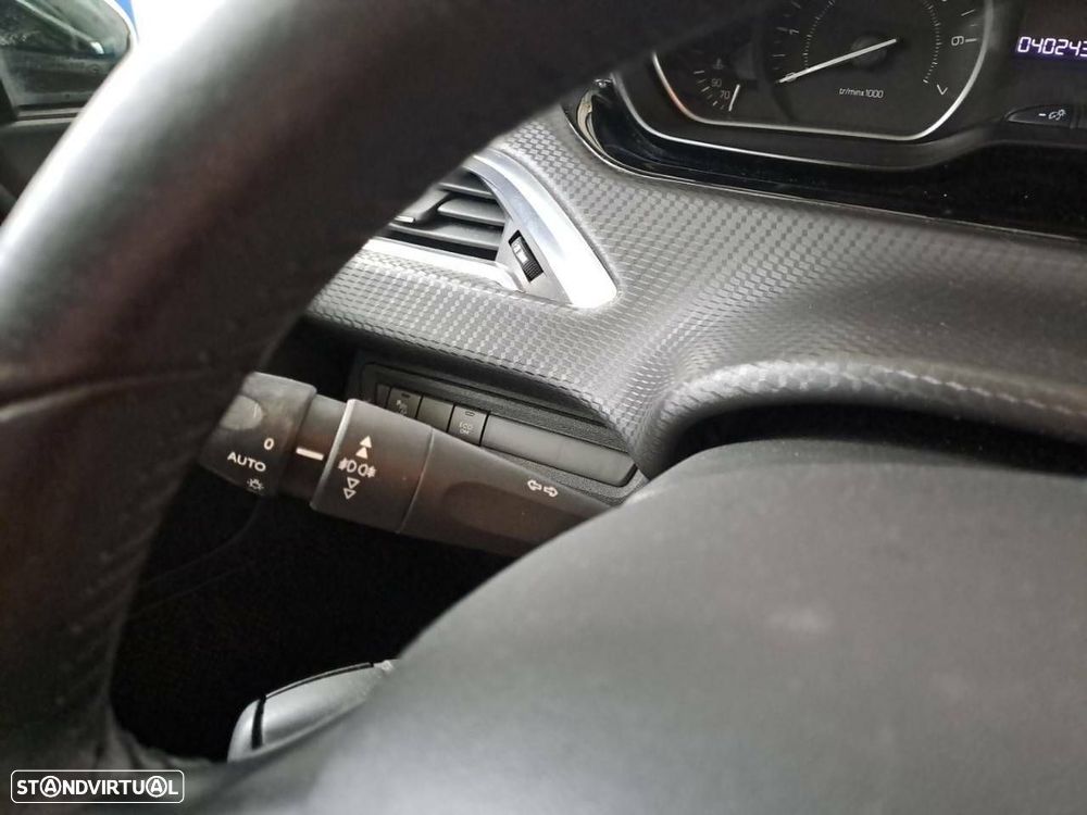 Peugeot 208 1.2 PureTech Signature - 14