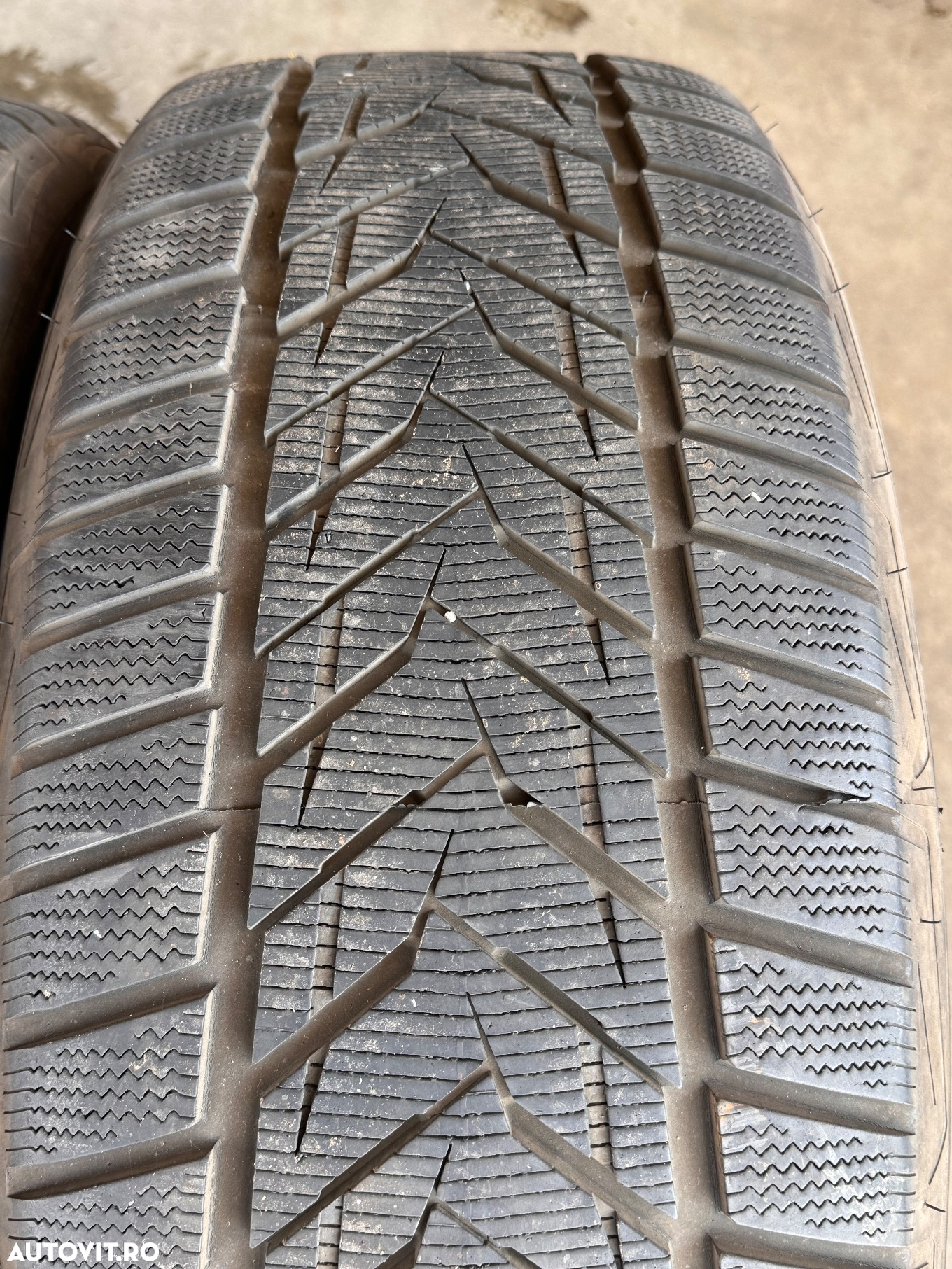 Vând 2 anvelope 275/40/22 vredestein de iarnă ca noi - 4