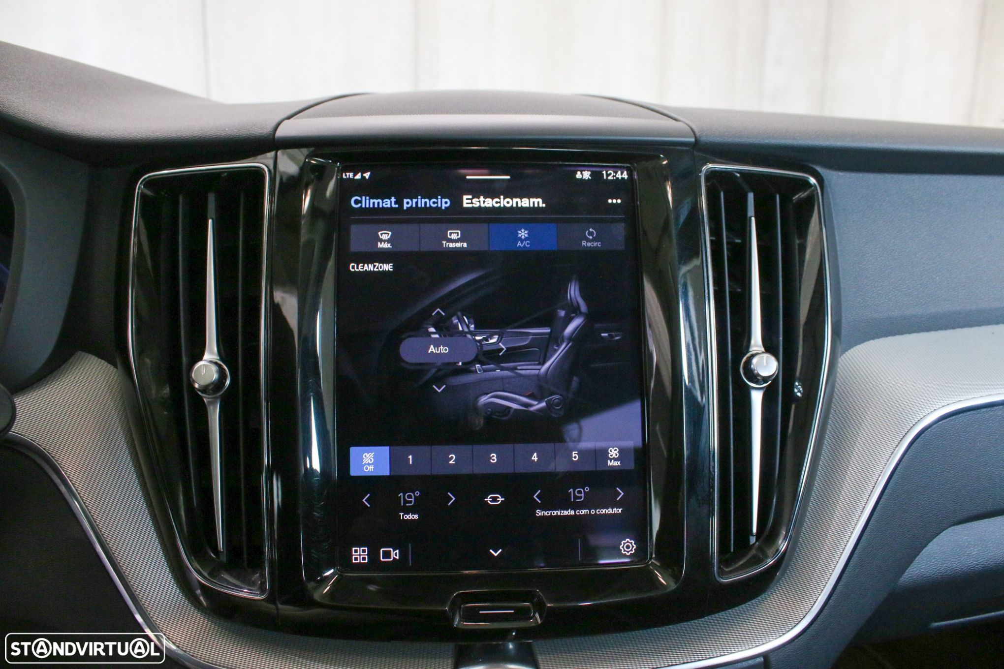 Volvo XC 60 2.0 T6 PHEV Black Edition AWD - 32
