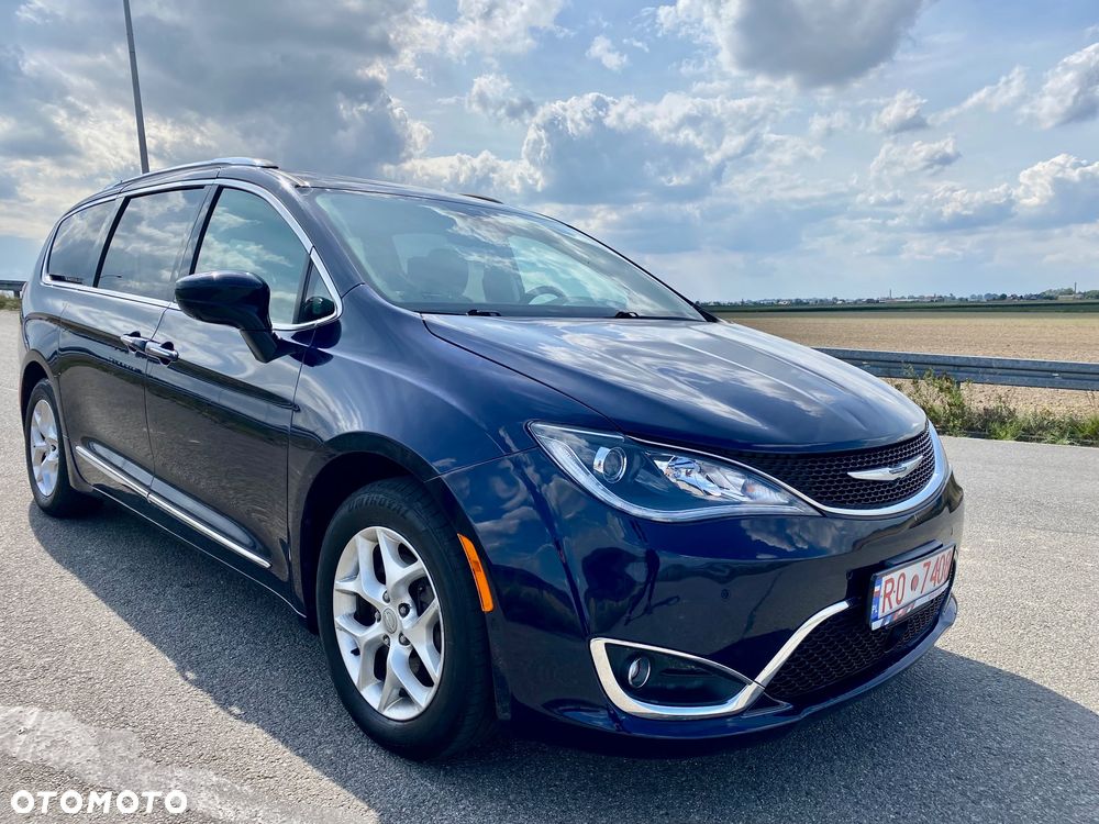 Chrysler Pacifica - 11