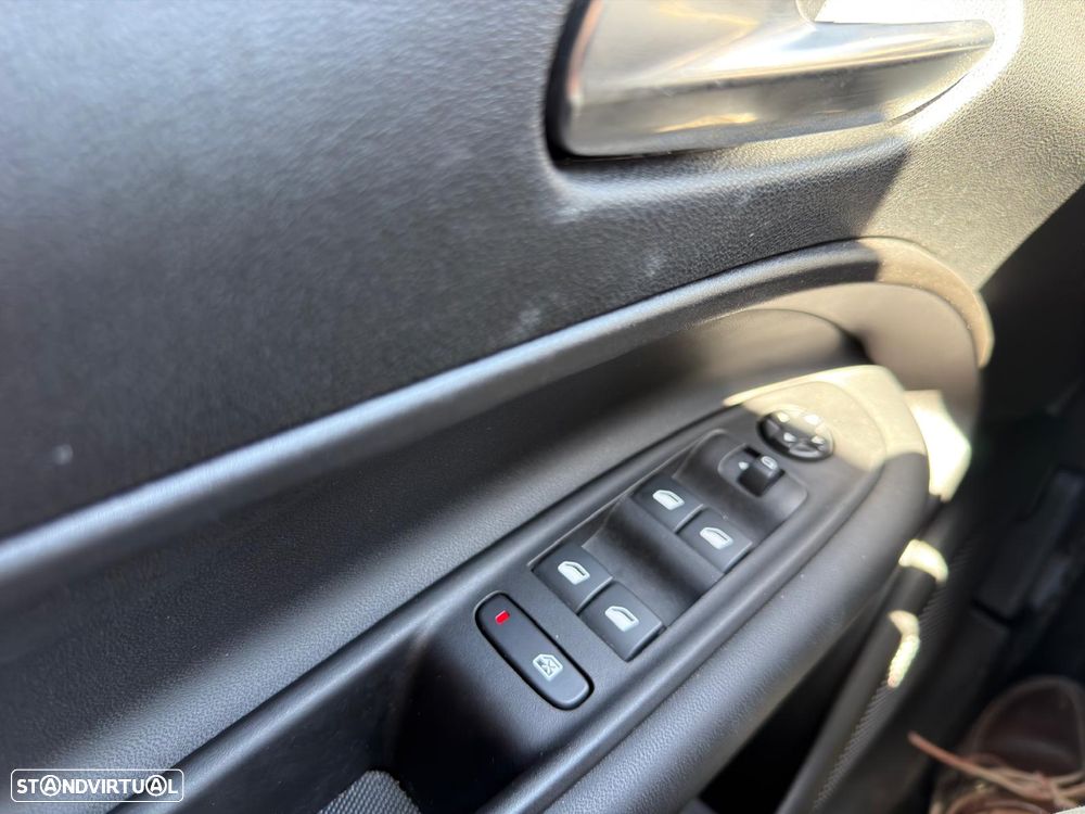 Jeep Avenger 1.2 T3 48V 4xe Hybrid eAWD Auto Upland - 32