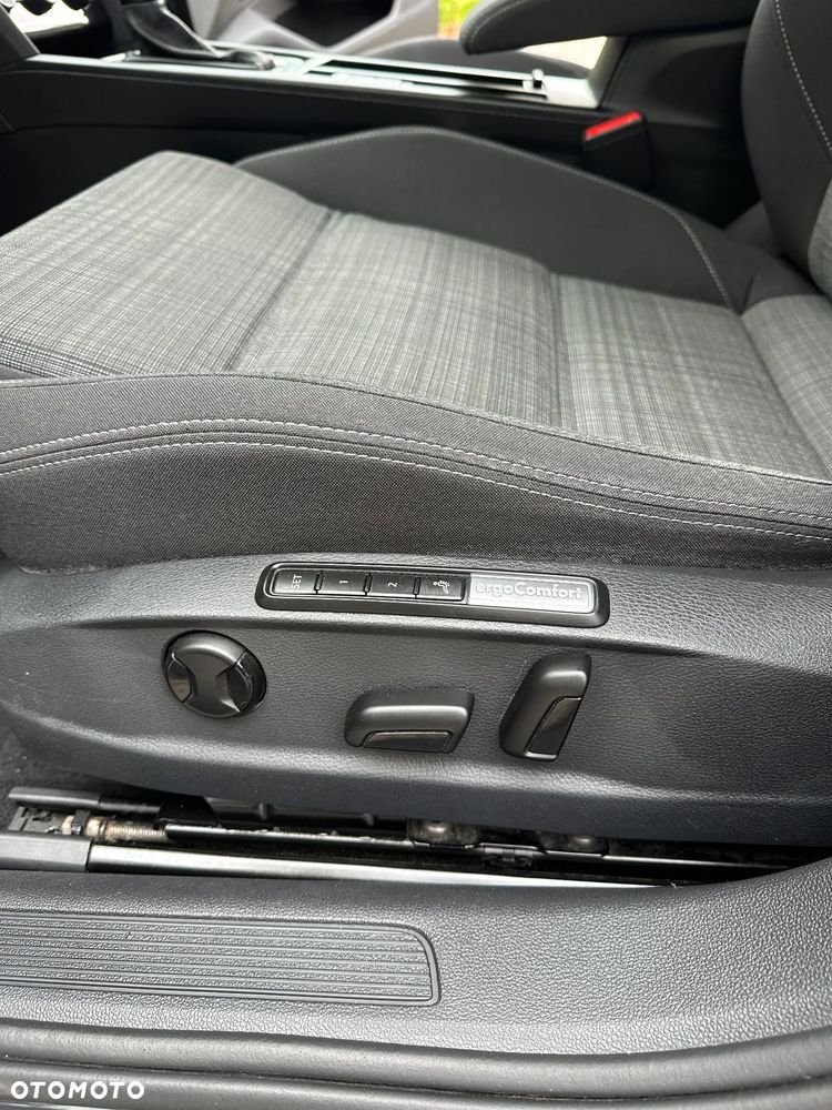 Volkswagen Passat 2.0 TDI SCR DSG 4Motion Business - 18