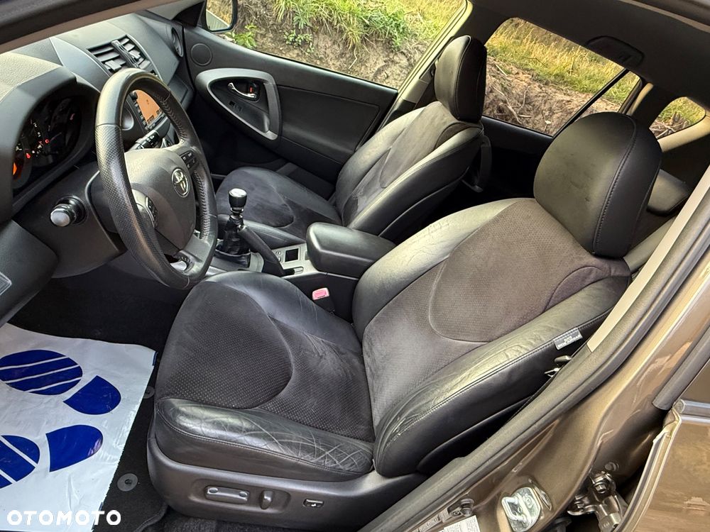 Toyota RAV4 10-13 - 24