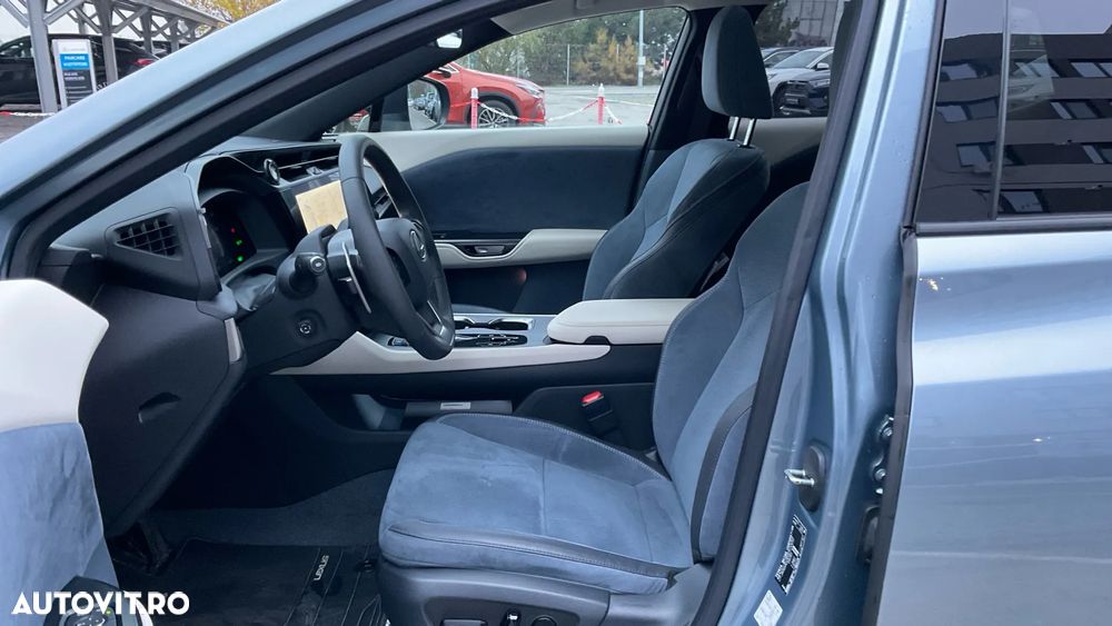 Lexus RZ 450e AWD Luxury - 14