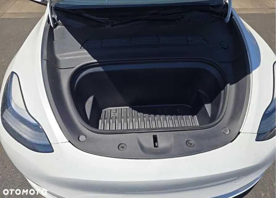 Tesla Model Y Long Range Dual Motor AWD - 11