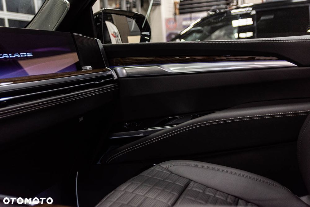 Cadillac Escalade - 32
