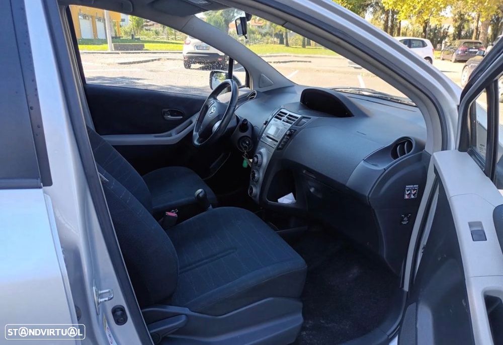 Toyota Yaris 1.0 VVT-i AC Manual - 3