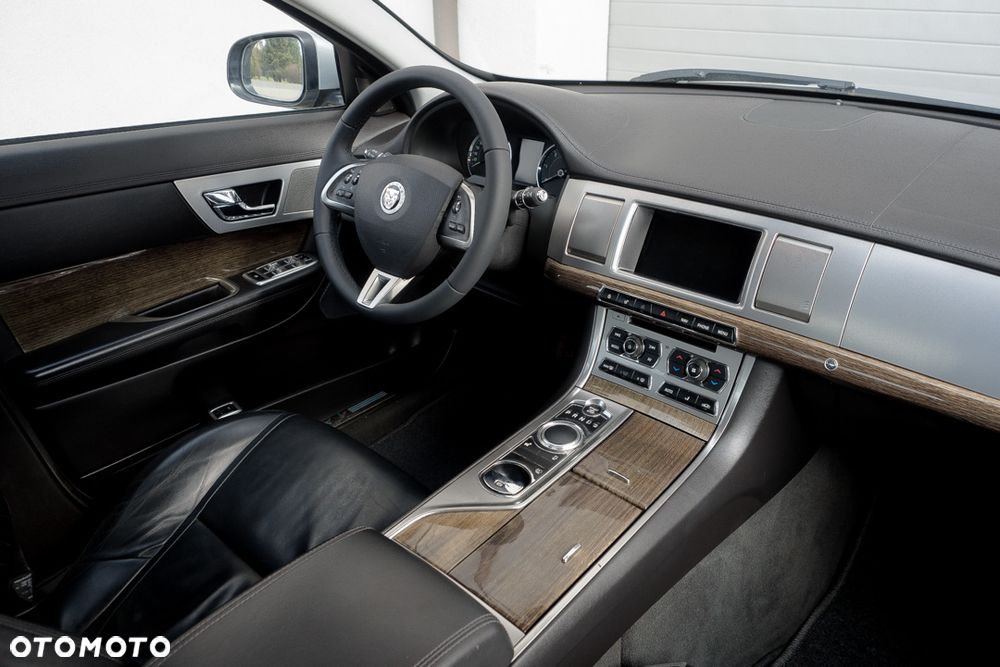 Jaguar XF 2.2 D Luxury - 31