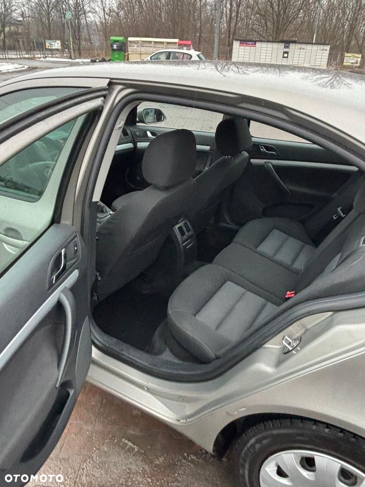 Skoda Octavia 1.6 Ambiente - 16