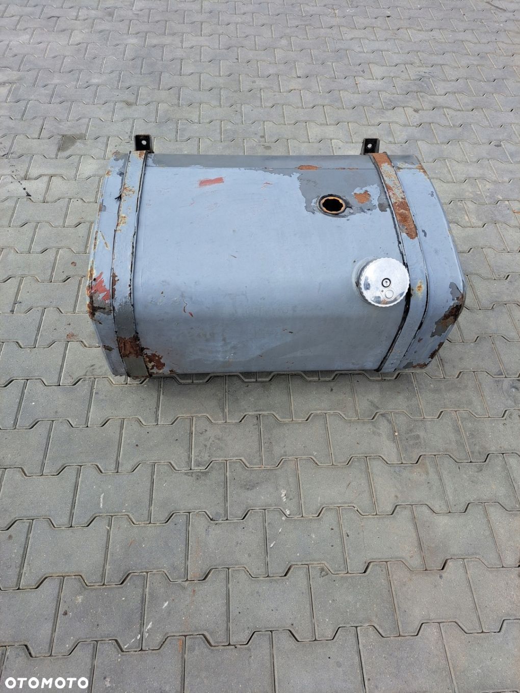 ZBIORNIK PALIWA ŁAPY Z OPASKAMI VOLVO FL 6 00-06 - 1