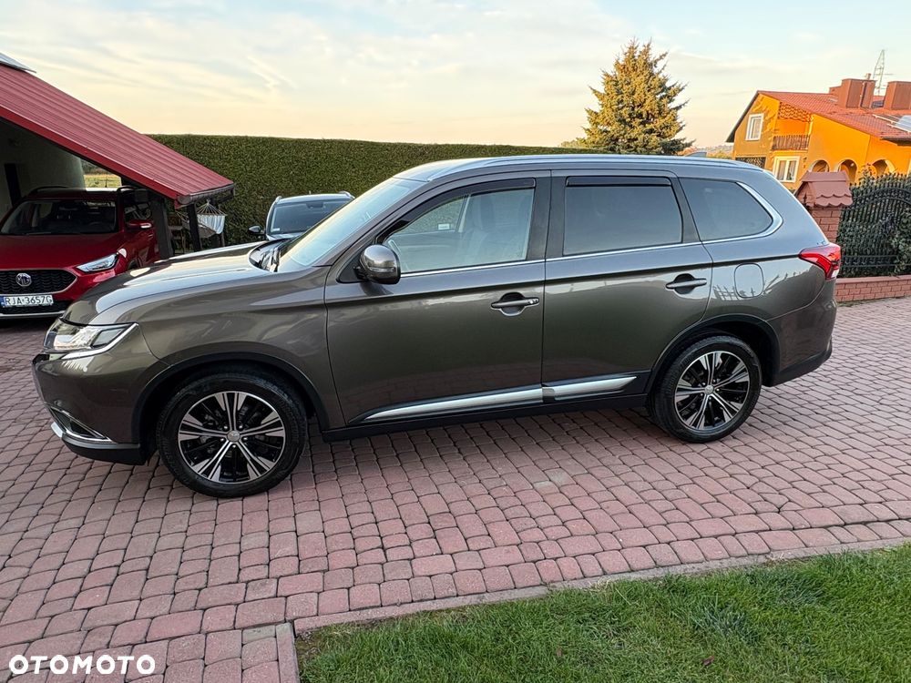 Mitsubishi Outlander 2.0 Instyle + 4WD CVT - 10