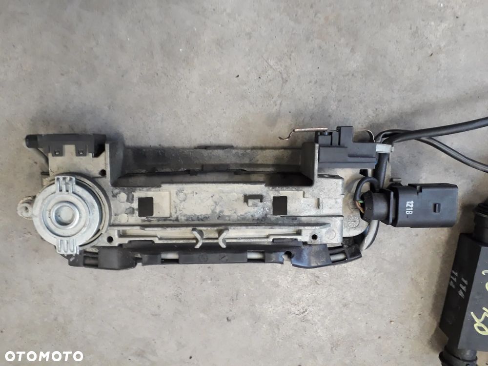 mocowanie uchwyt klamki lewej przód 8L4837063A  A3 8L 1.6 lift AVU - 3
