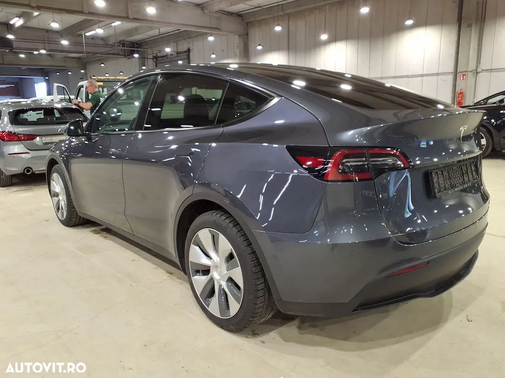 Tesla Model Y - 2