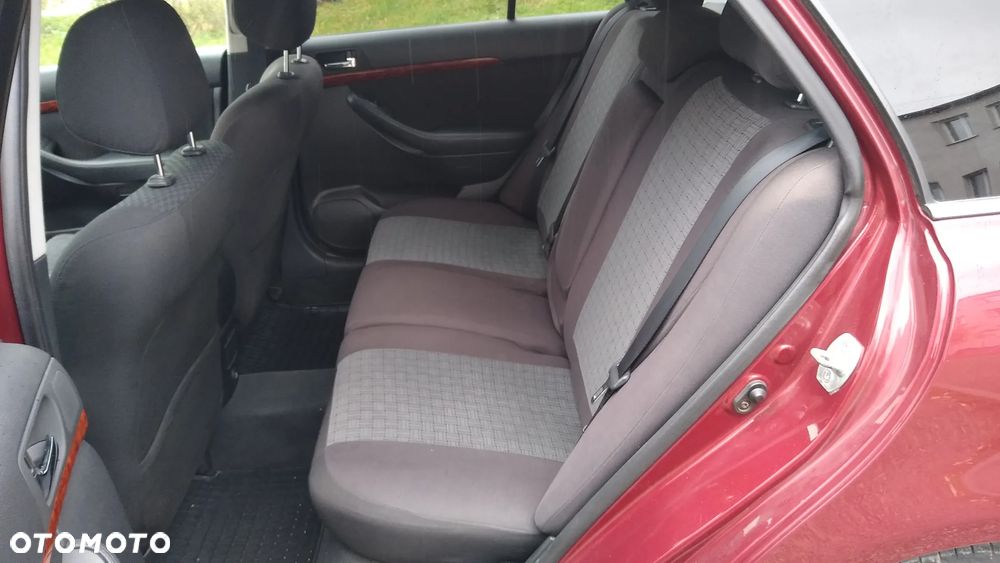 Toyota Avensis 2.0 VVT-i Sol - 12