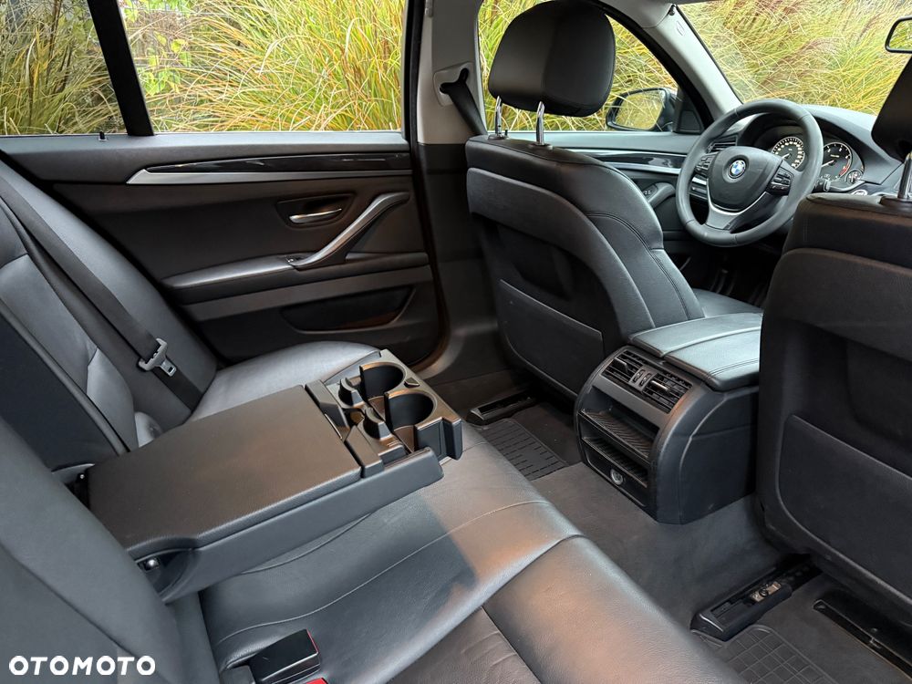 BMW Seria 5 525d xDrive - 32