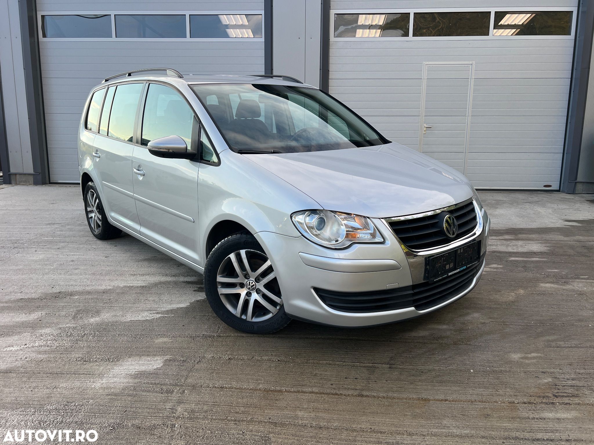 Volkswagen Touran 1.9 TDI Conceptline - 1
