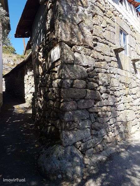Vendo moradia em pedra para reconsteuir - Grande imagem: 2/3