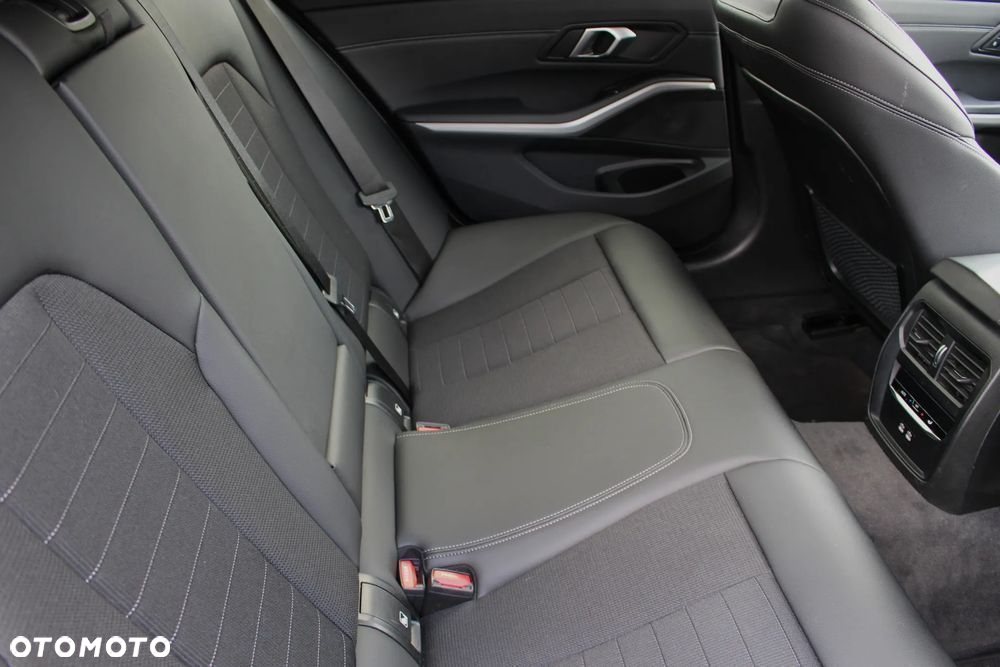 BMW Seria 3 318d Touring Advantage - 20