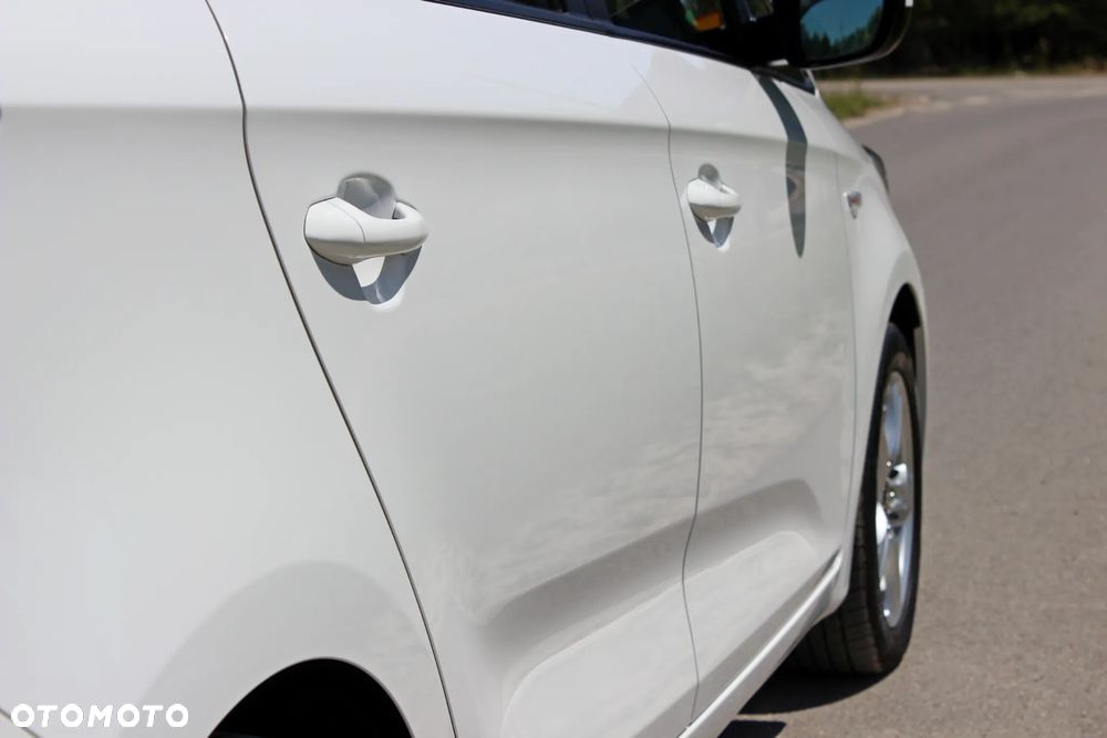 Kia Carens 1.7 CRDi 115 Dream Team Edition - 16