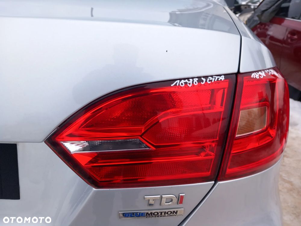 VW JETTA A6 13R LAMPA PRAWA TYLNA PRAWY TYŁ W KLAPE UK - 1