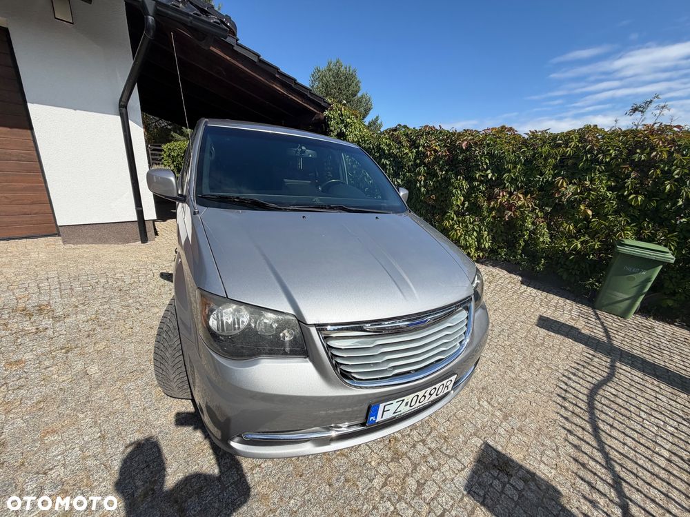 Chrysler Town & Country - 3
