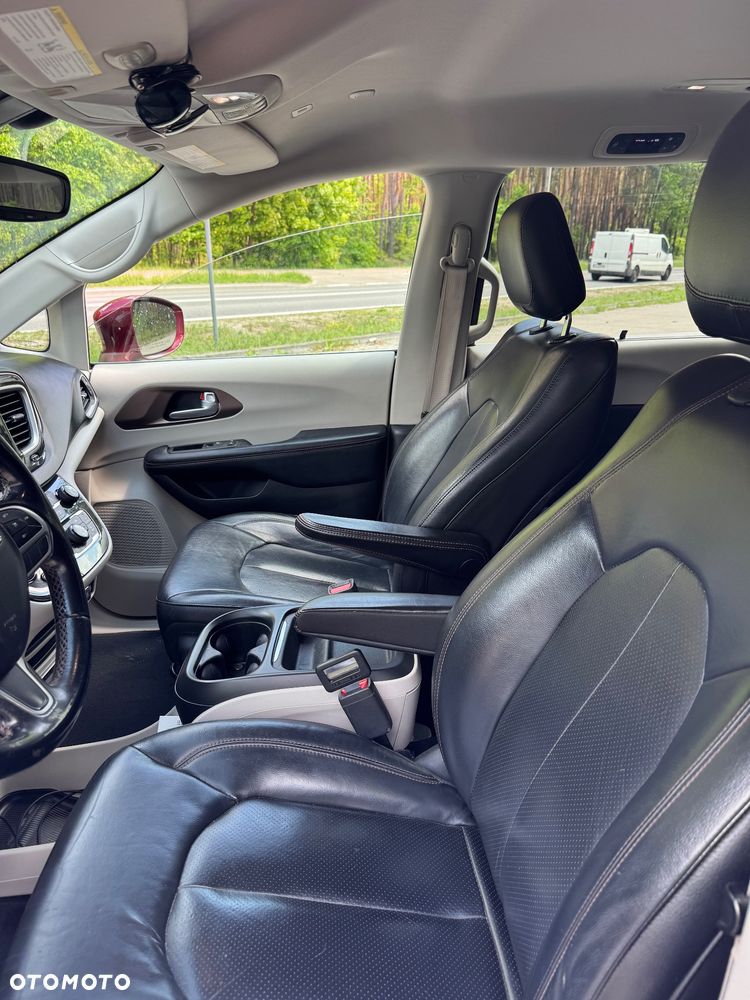 Chrysler Pacifica - 12