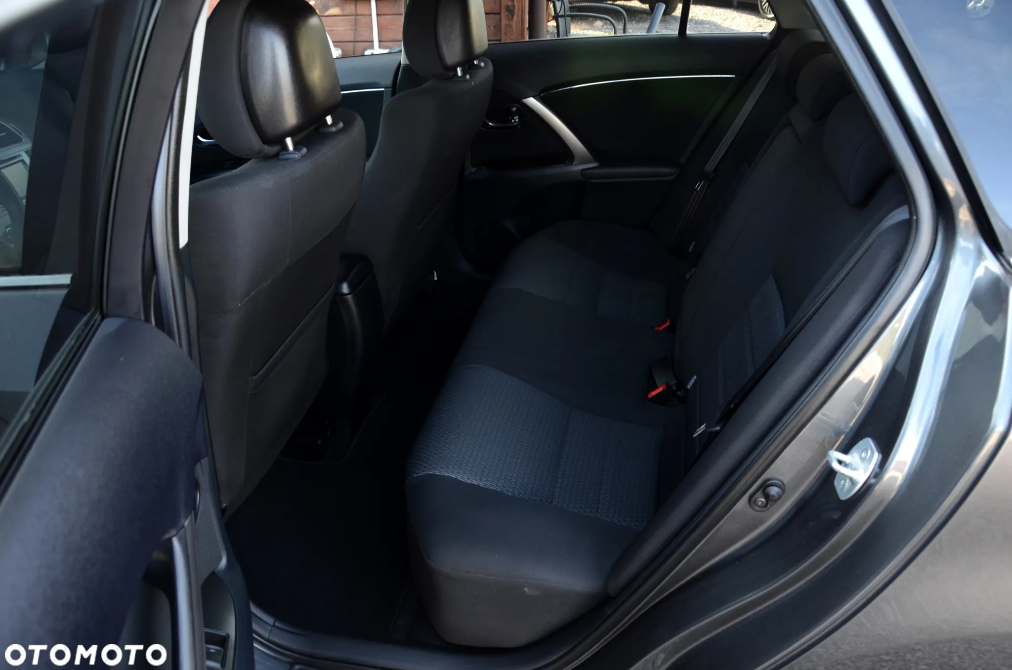 Toyota Avensis 2.0 D-4D Active - 11