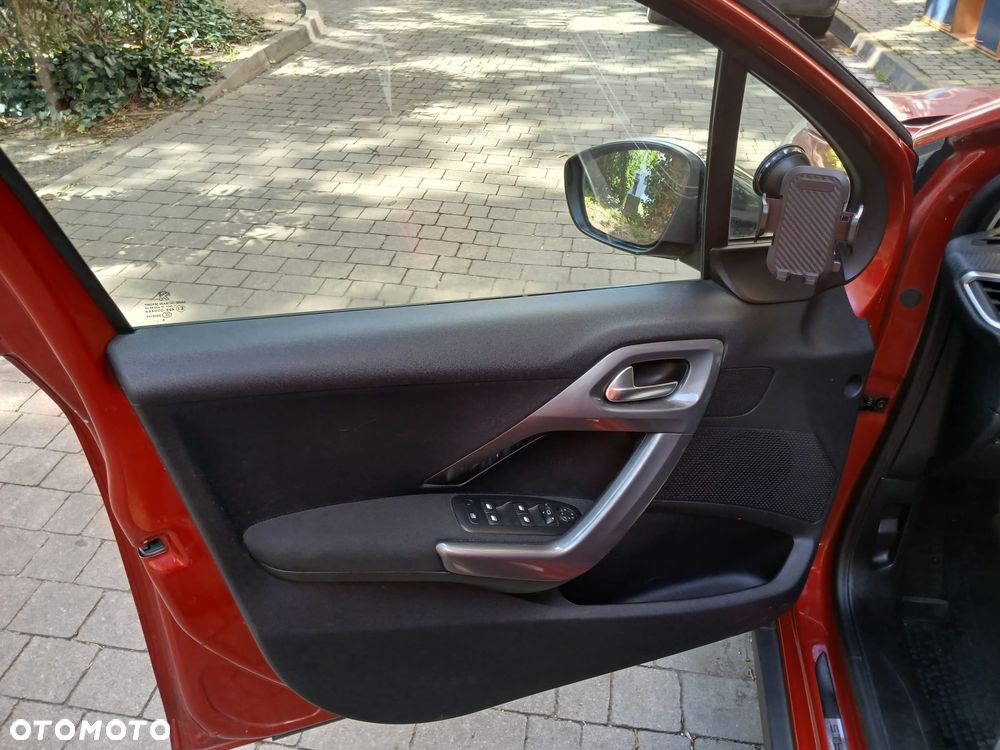 Peugeot 2008 1.2 Pure Tech Allure S&S - 16