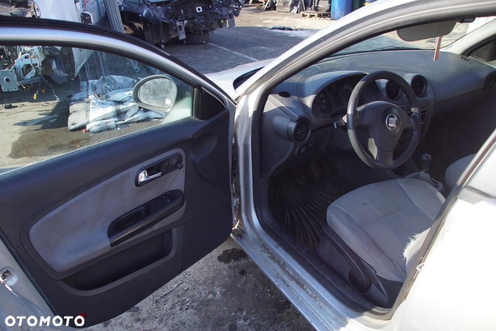 Auto na części - Seat Ibiza III 1.2 12V 64 KM AZQ GSB LS7N 2003R Silnik Skrzynia Drzwi Maska Klapa Zderzak Błotnik Szyba Lusterko Klamka Lampa Deska Kokpit Sterownik Moduł Czujnik Licznik Panel Kierownica - 9