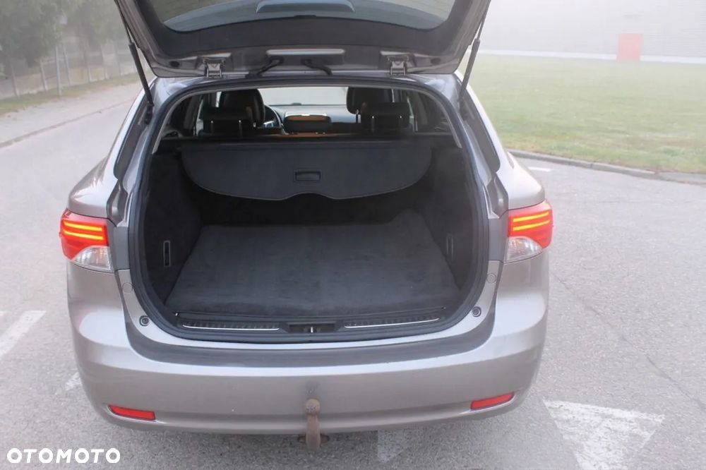 Toyota Avensis 1.8 Premium - 9