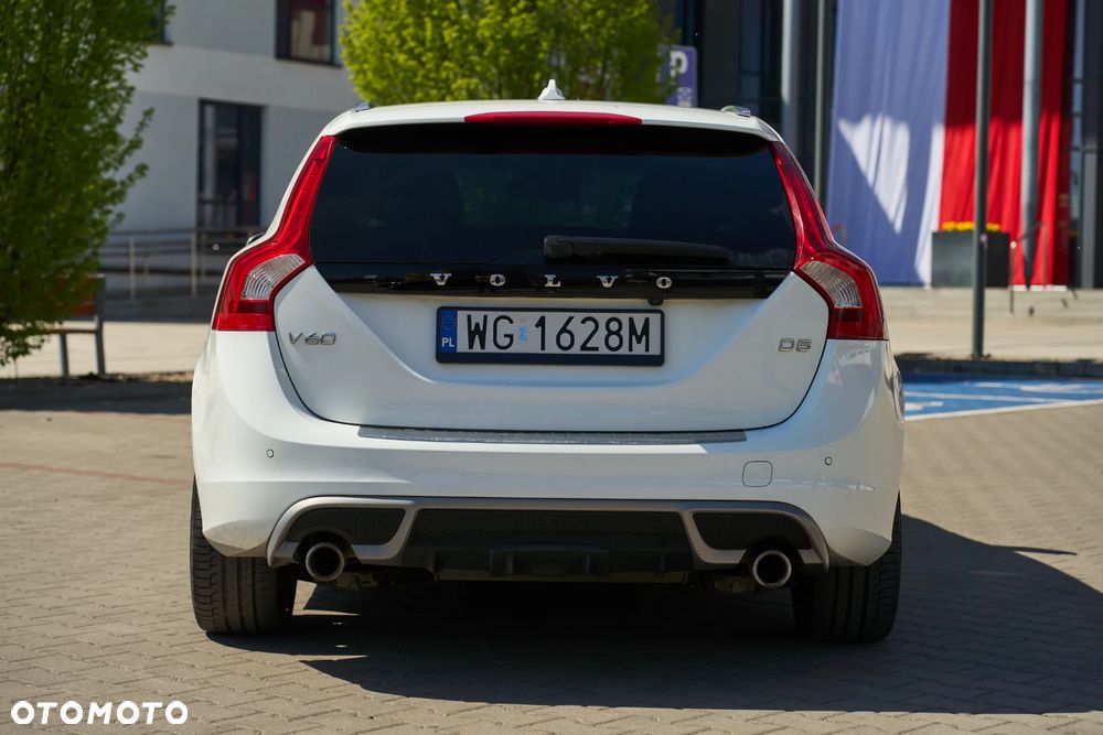 Volvo V60 D5 R-Design - 9