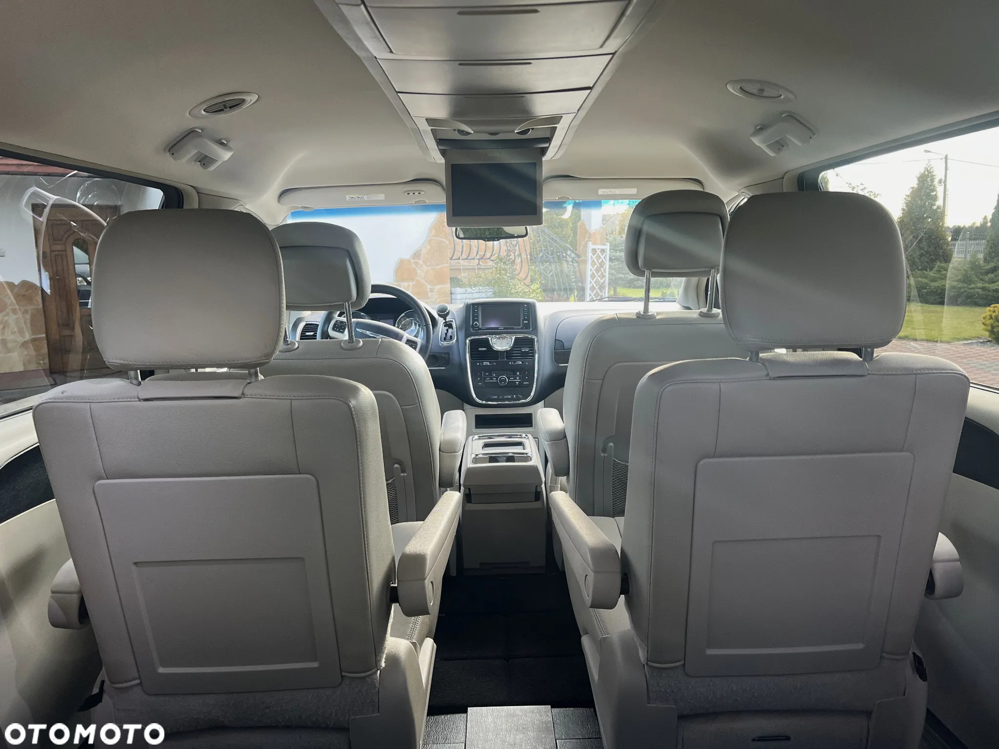 Chrysler Town & Country - 21