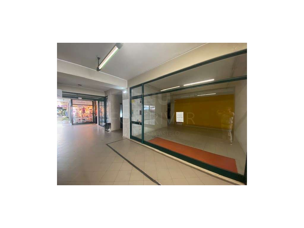 Loja para arrendamento no Centro Comercial Santa Luzia, em Santa Ma... - Grande imagem: 2/12