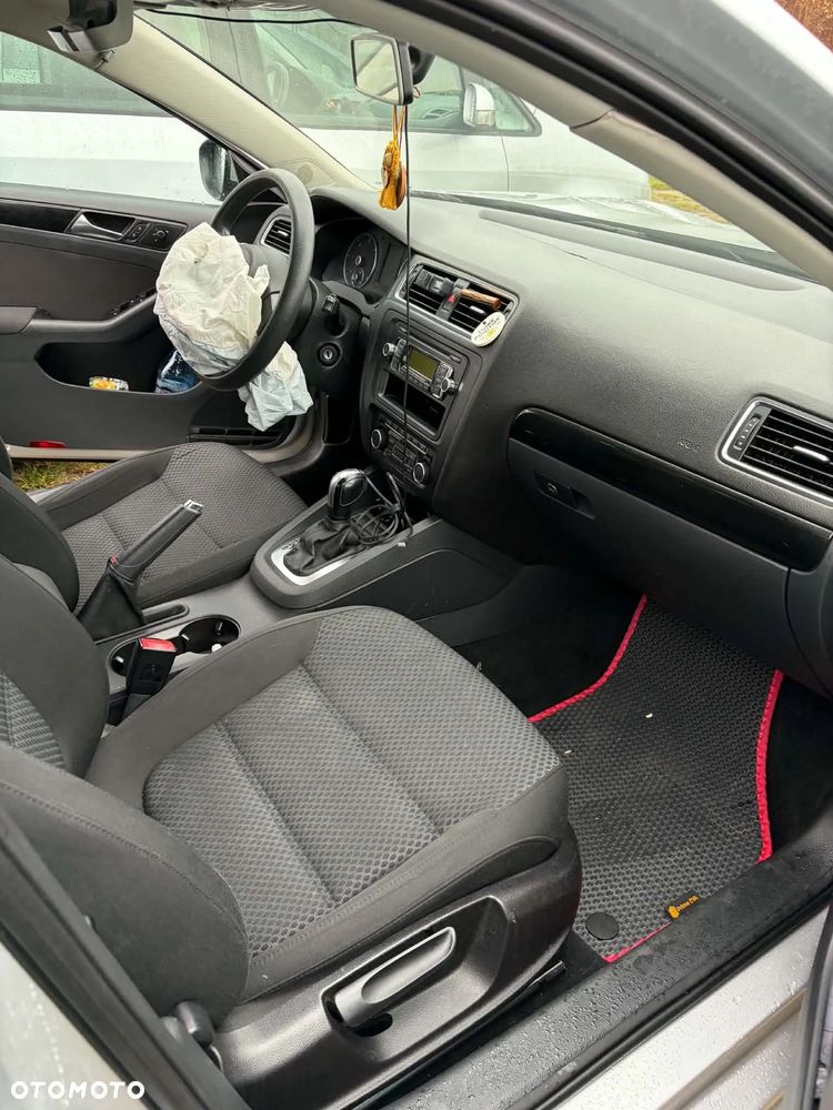 Volkswagen Jetta 1.6 TDI Comfortline DSG - 9