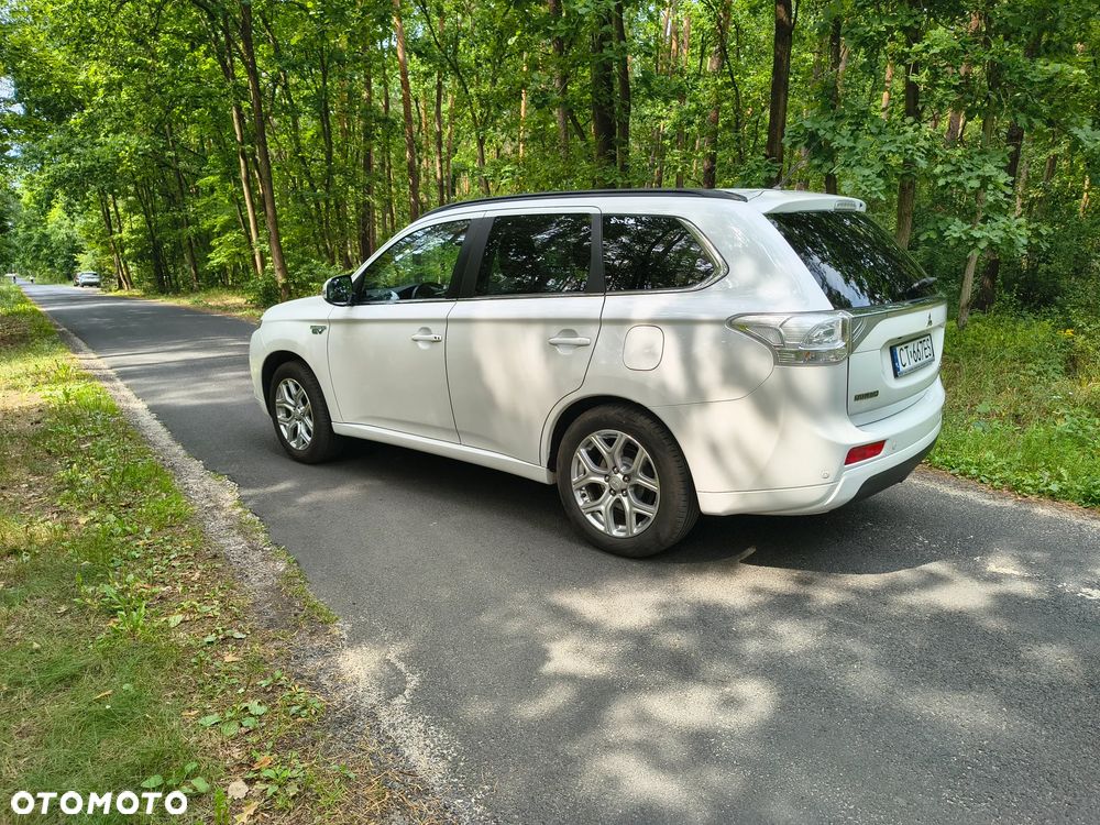 Mitsubishi Outlander Instyle NAVI + - 11