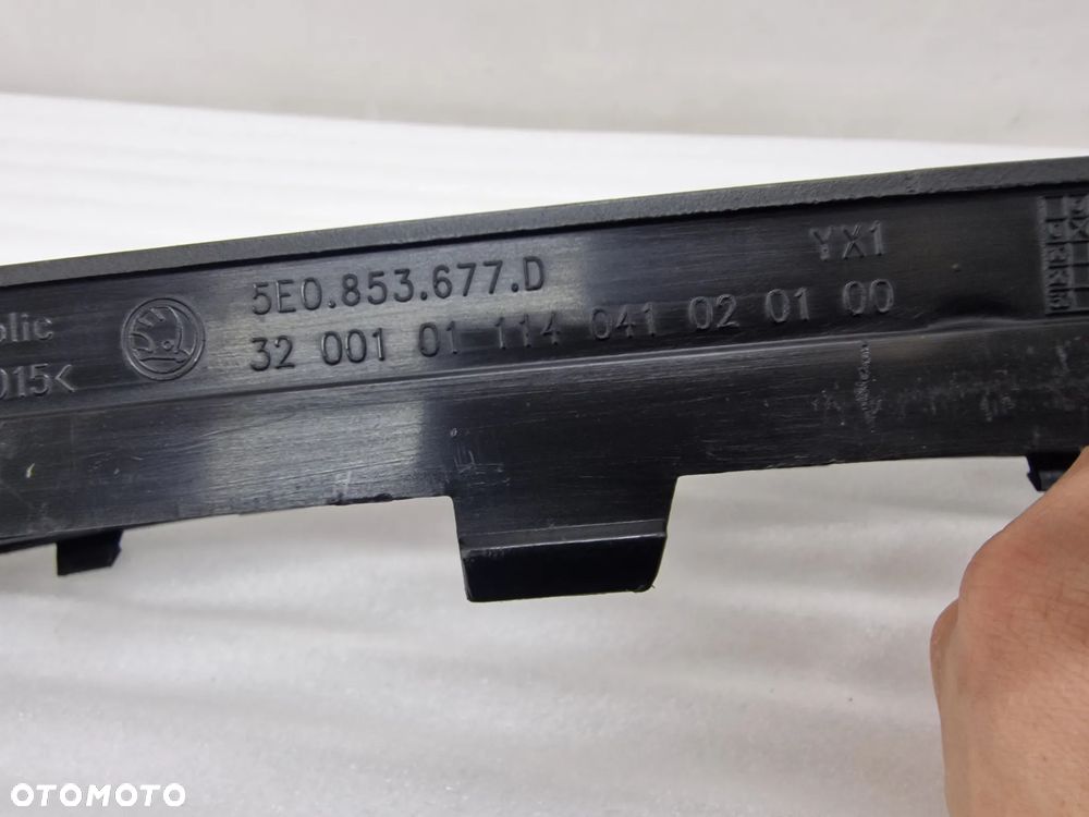SKODA OCTAVIA III 3 5E0 12- KRATKA ŚRODKOWA ZDERZAKA PRZEDNIEGO , NR 5E0853677D , NR AUKCJI K217C - 11