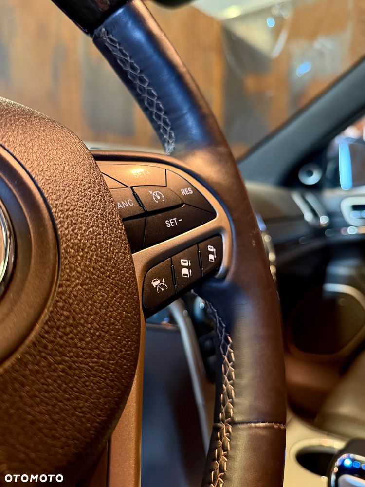 Jeep Grand Cherokee 5.7 V8 Overland Summit EU6 - 27