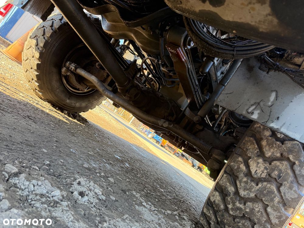 Mercedes-Benz 1833 - 8