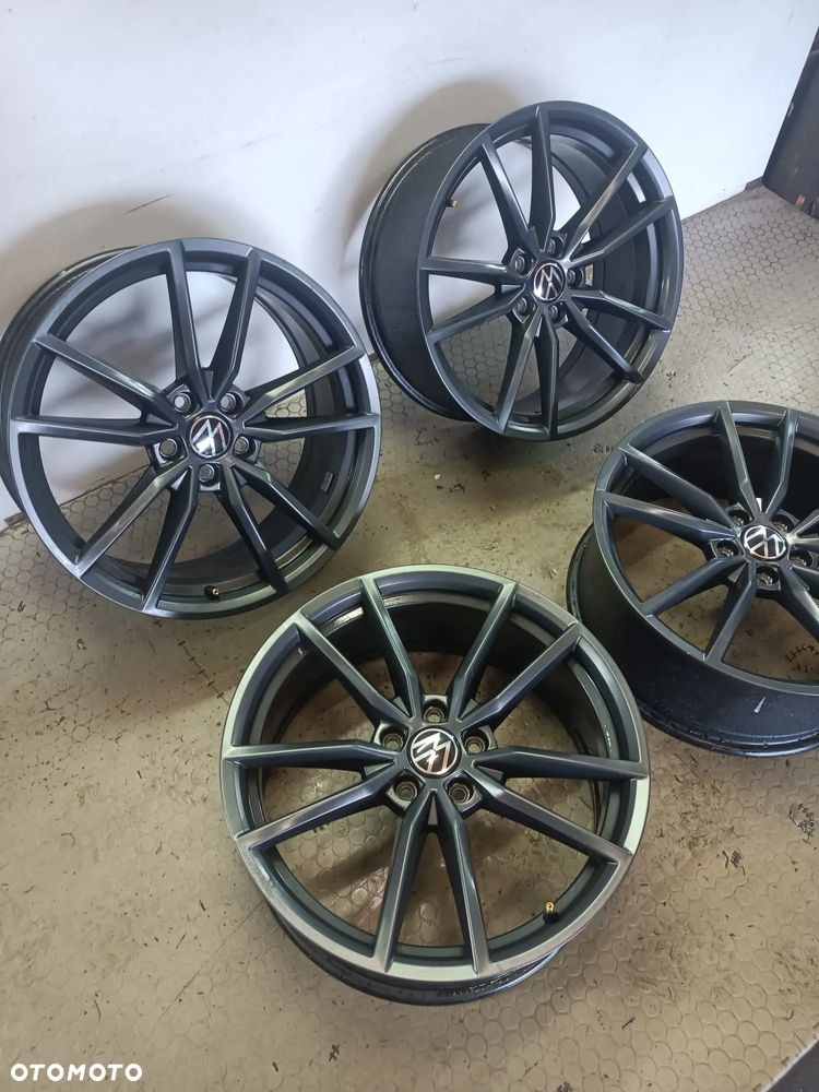 3G0601025BH 8Jx19 ET44 PRETORIA Antracyt Felgi kola VW Passat B8 czesci - 2