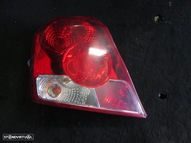 Farol Tras REF0556 CHEVROLET KALOS 2006 5P ESQ CHEVROLET KALOS 2005 1.2I  GPL 72CV 5P CINZA ESQ - 1