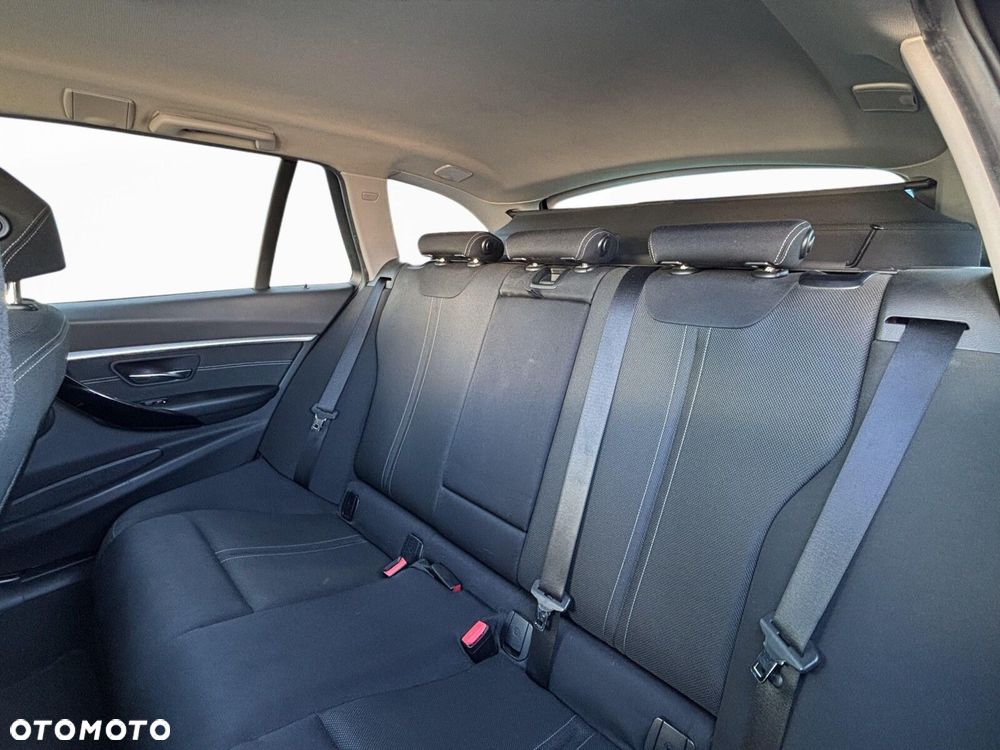 BMW Seria 3 320i GPF xDrive - 35