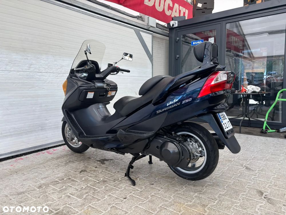 Suzuki Burgman - 16