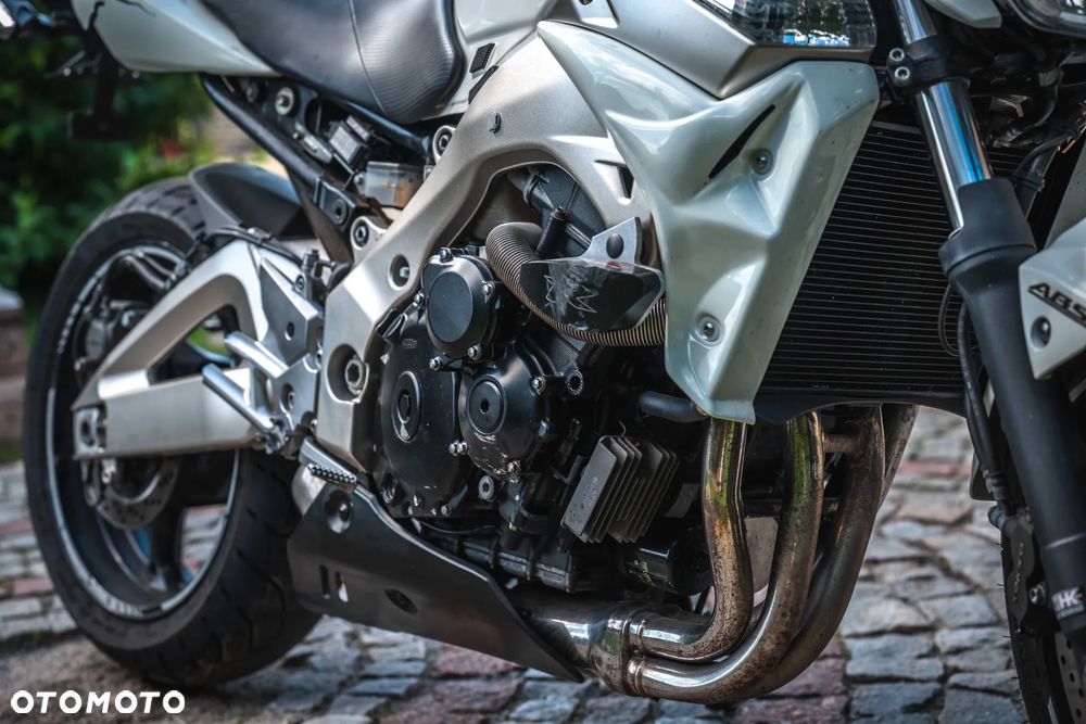 Suzuki GSR - 9