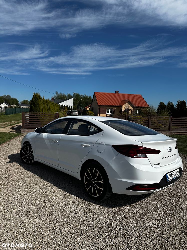 Hyundai Elantra 1.6 Comfort Premiere - 11